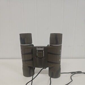 Bushnell 10x25 Binoculars with Case Camouflage Sharp Lenses 302 ft 1000 yds Used